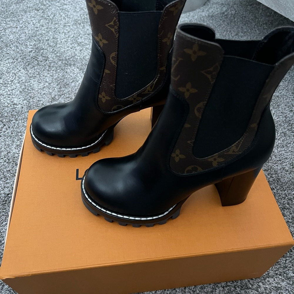 Stylish Black Leather Ankle Boots - Picture 1 of 2